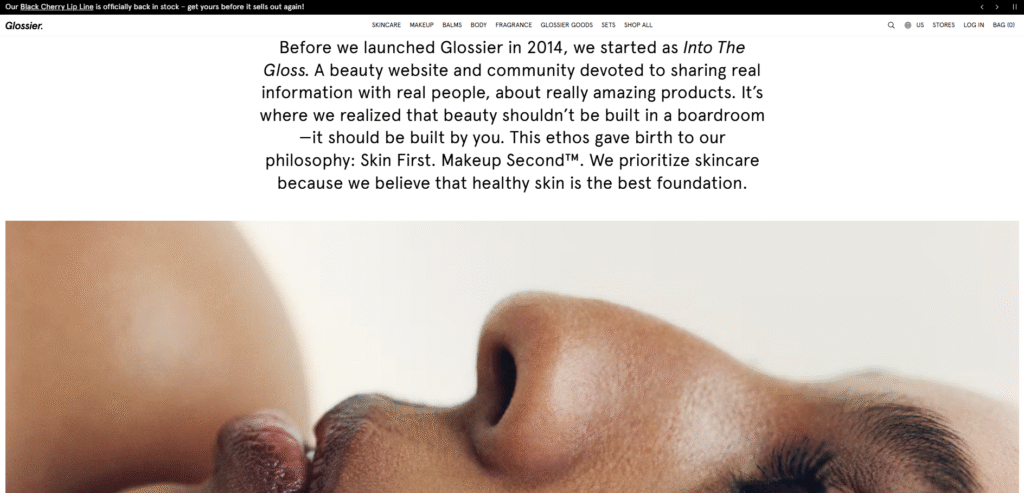sección storytelling emocional en sitio Glossier, tono minimal y comunidad